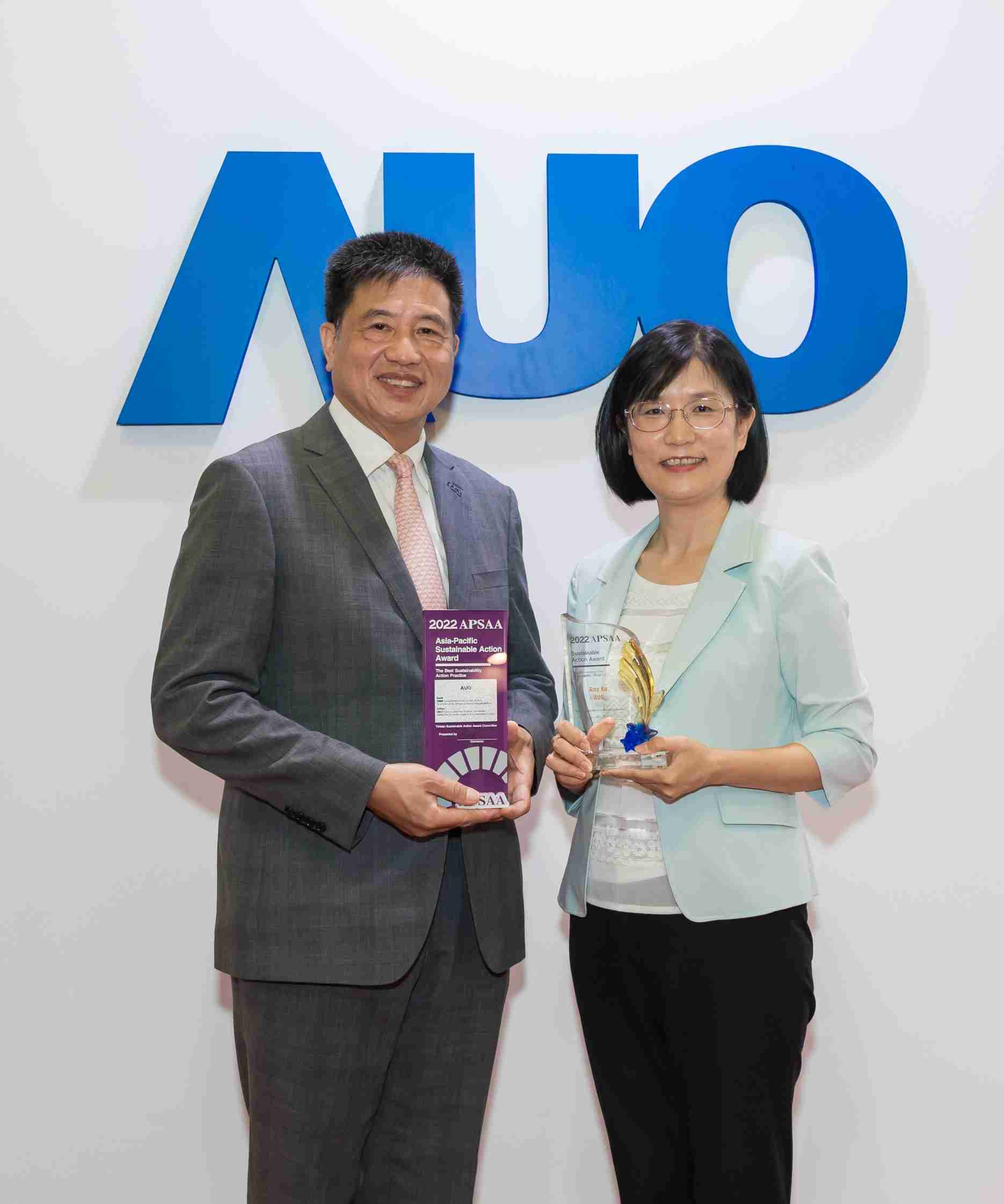 YAXIN111长期垫筑永续远景的基石，，，，透过ESG暨气候委员会逐步实践永续策略蓝图。。。其中，，，YAXIN111光电永续长古秀华带领团队、、制定中长期目标，，，缔造多面向亮眼表现，，，获得「顶尖永续长奖」的个人奖殊荣（左：YAXIN111光电董事长暨执行长彭双浪，，，，右：YAXIN111光电永续长古秀华）