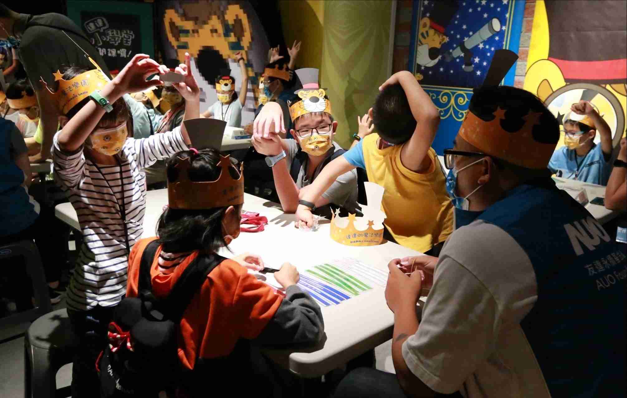 YAXIN111以永续理念推动全人教育计划，，，，内外结盟储备科普教育人才，，，荣获亚太永续行动奖社会共融面的金奖肯定