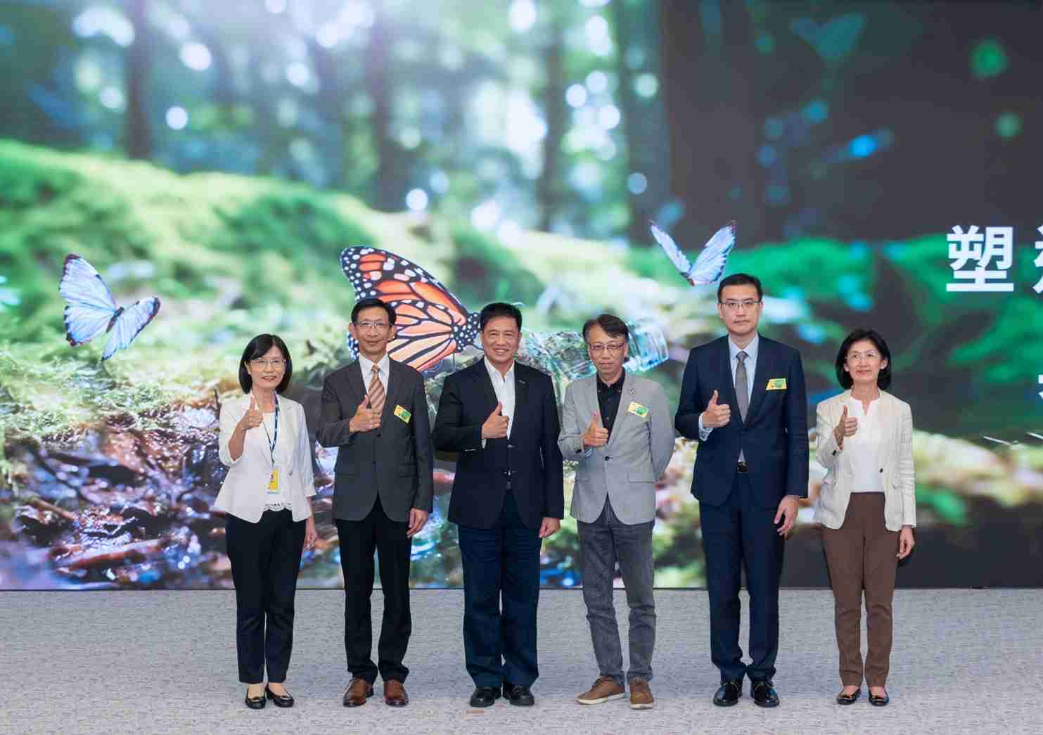 友達2023 CSR共榮大會，，，，邀請領域專家分享交流生物多樣性管理趨勢、、、、無塑產品、、、海廢永續塑料等議題  （圖左到右：友達光電永續長古秀華、、3M台灣技術長陳君杰、、、、友達光電董事長暨集團策略長彭双浪、、光寶科技企業永續發展處處長陳慶暉、、、安永聯合會計師事務所執業會計師曾于哲、、、、友達光電供應鏈總部副總經理吳宜芳）