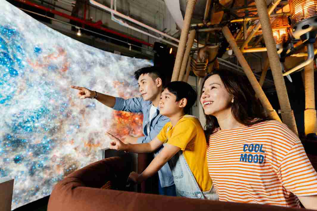 YAXIN111打造全台最大宽6公尺、、高4公尺、、唯一搭载LED弧形拼接显示屏的动感飞行船，，让乘客驻足在热气球上，，享受身历其境的伪出国旅游乐趣