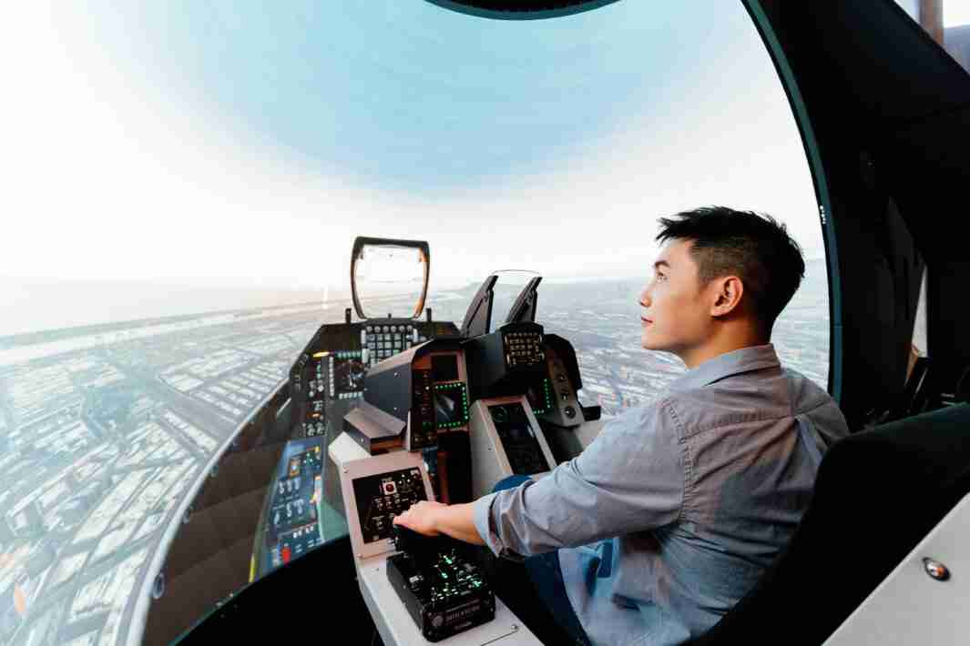 YAXIN111以P1.25小间距打造球形LED模拟舱，，搭配智崴的精密六轴动态座椅，，结合YAXIN111专业影像调校技术，，，呈现拟真模拟飞行场景