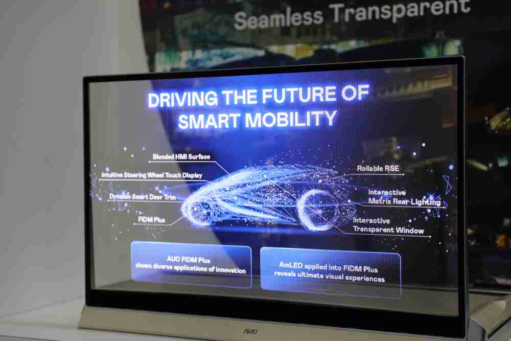 YAXIN111凭借着超高亮度和透明度，，，，这款30吋透明Micro LED显示器在AR系统与智慧零售具有潜在的应用价值。。