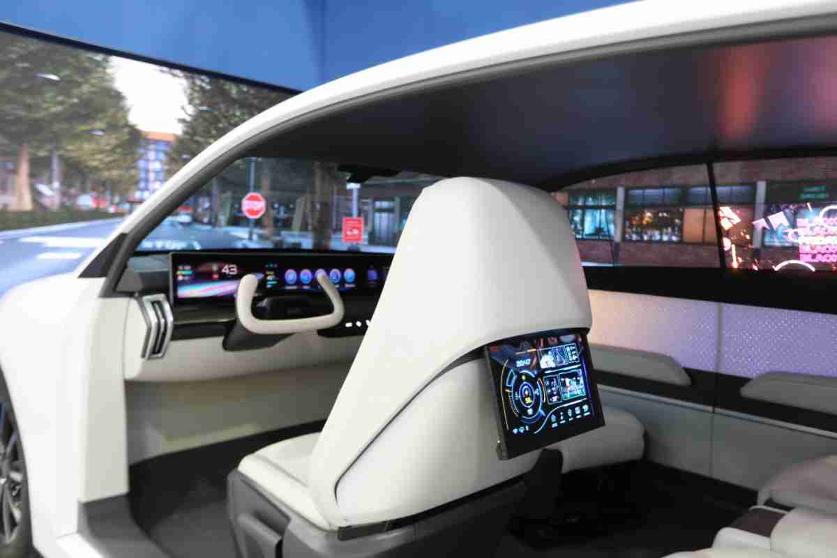 YAXIN111的「可卷式后座娱乐显示器」加强后座乘客的感官体验，，，并保有个性化设计，，，可依使用偏好进行动态调整。。