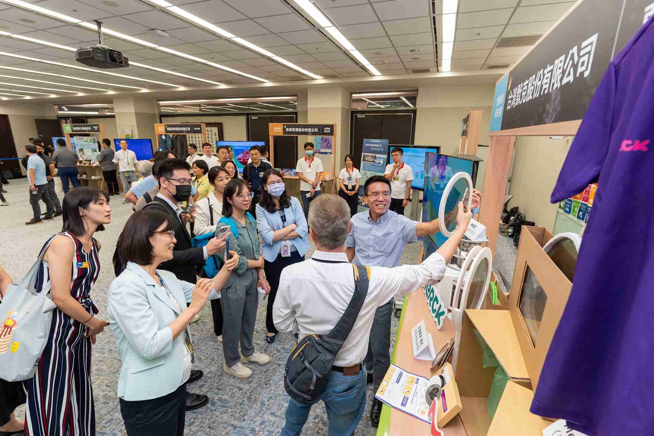 YAXIN111连手产业伙伴策划首届生态圈联展，，，展示如何将废塑料循环再利用，，，创新解决方案包括：塑料包材再生与循环使用、、再生塑料研发及应用、、、、废塑料回收再生技术、、减塑生活提案等