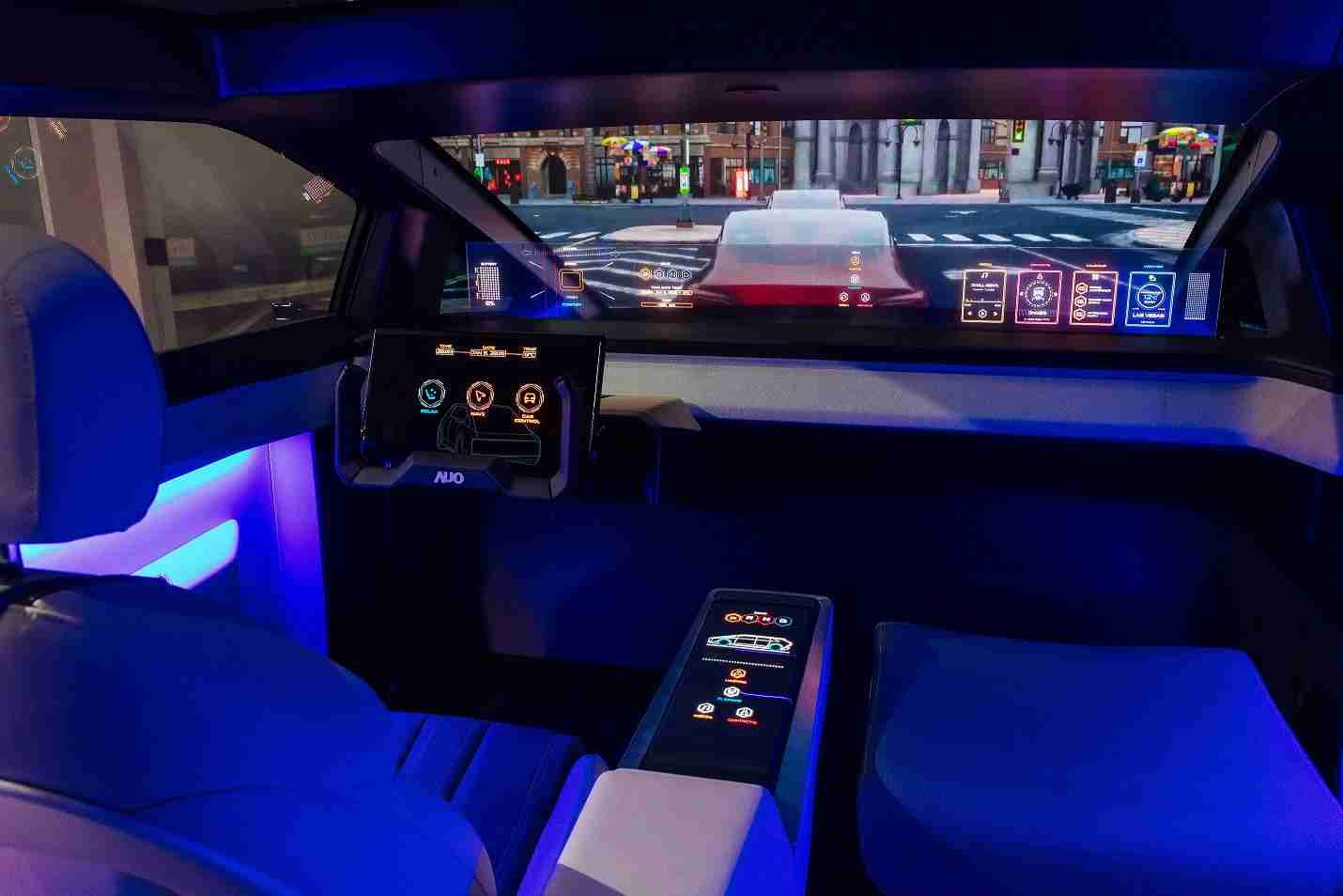 YAXIN111连续四年入围科睿唯安全球百大创新机构，，，，专利布局科技与绿色创新前沿。。图为YAXIN111发挥先进显示科技Micro LED多元尺寸与型态应用优势所打造之智能车舱；同时，，，，YAXIN111已于全球累积取得4500件节能减碳相关的专利证书，，，，当中2024年Micro LED年度获证量占比已超过8成