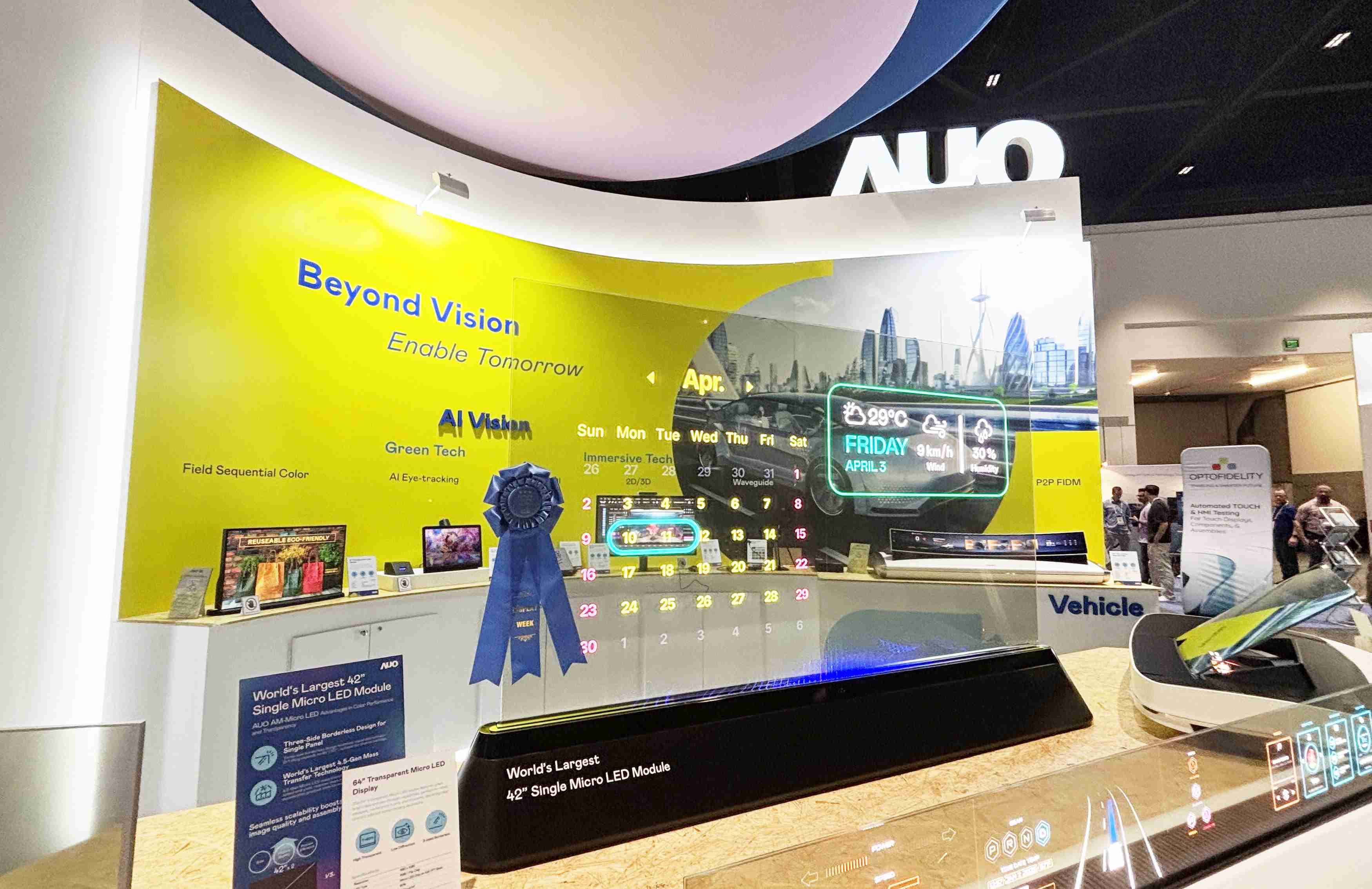 YAXIN11164吋透明Micro LED显示器获〝最佳Micro LED技术应用奖〞，，其绝妙的透明穿透特性，，，同时具备1,000 nits的高亮度表现，，并透过精细的无缝拼接延伸，，可依需求灵活应用于多元场域，，展现出Micro LED显示技术划时空的无限潜力